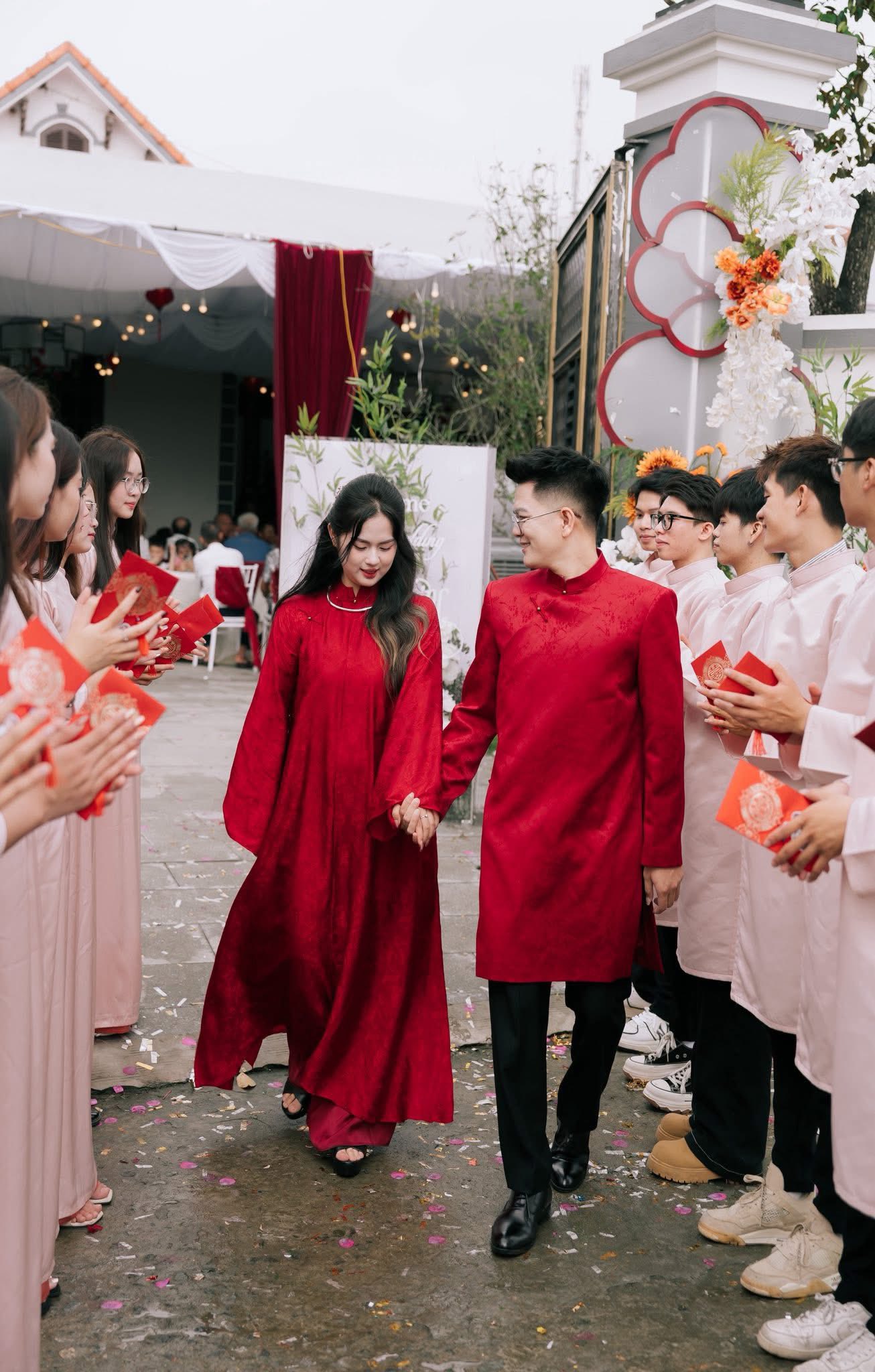 BST &Aacute;o D&agrave;i Cưới Đ&ocirc;i D&aacute;ng Su&ocirc;ng Cho C&ocirc; D&acirc;u Ch&uacute; Rể Đẹp Nhất