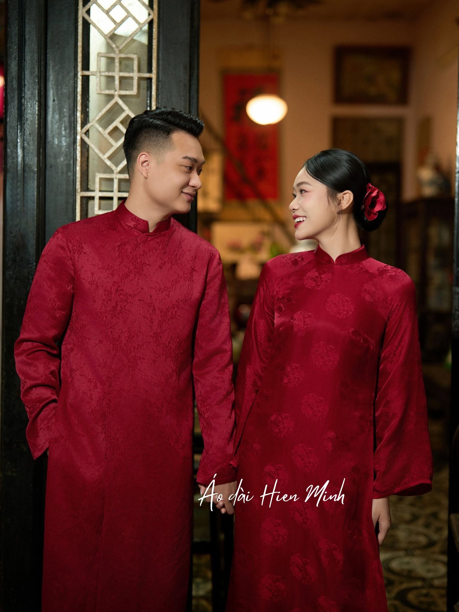 Mẫu Áo Dài Cặp Đôi Màu Đỏ Dáng Suông Thanh Lịch