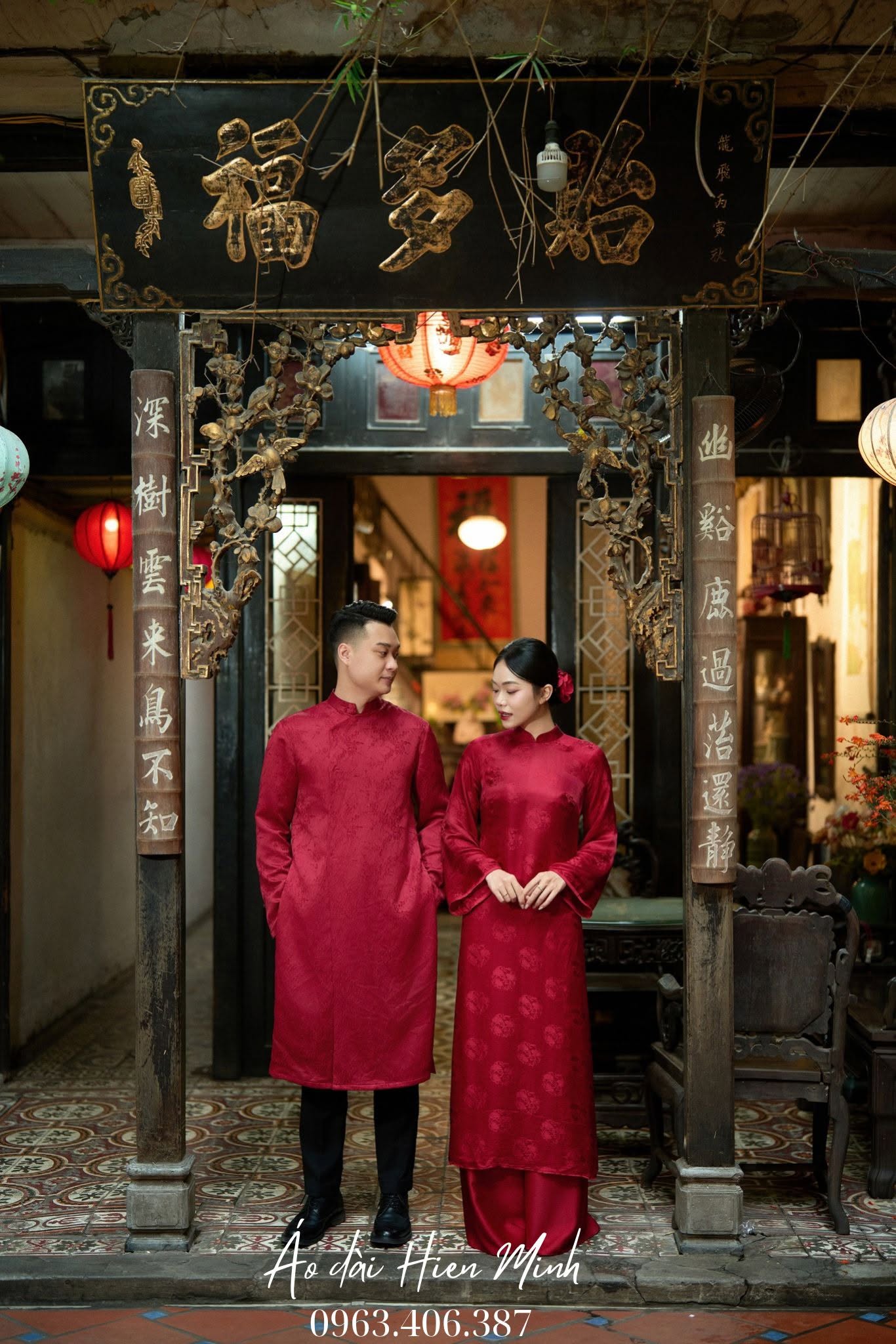 Mẫu Áo Dài Cặp Đôi Màu Đỏ Dáng Suông Thanh Lịch