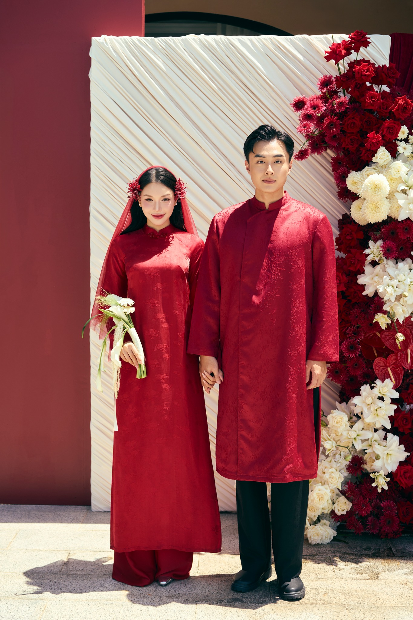 10 mẫu &aacute;o d&agrave;i cưới d&aacute;ng su&ocirc;ng đẹp nhất d&agrave;nh cho c&ocirc; d&acirc;u ch&uacute; rể