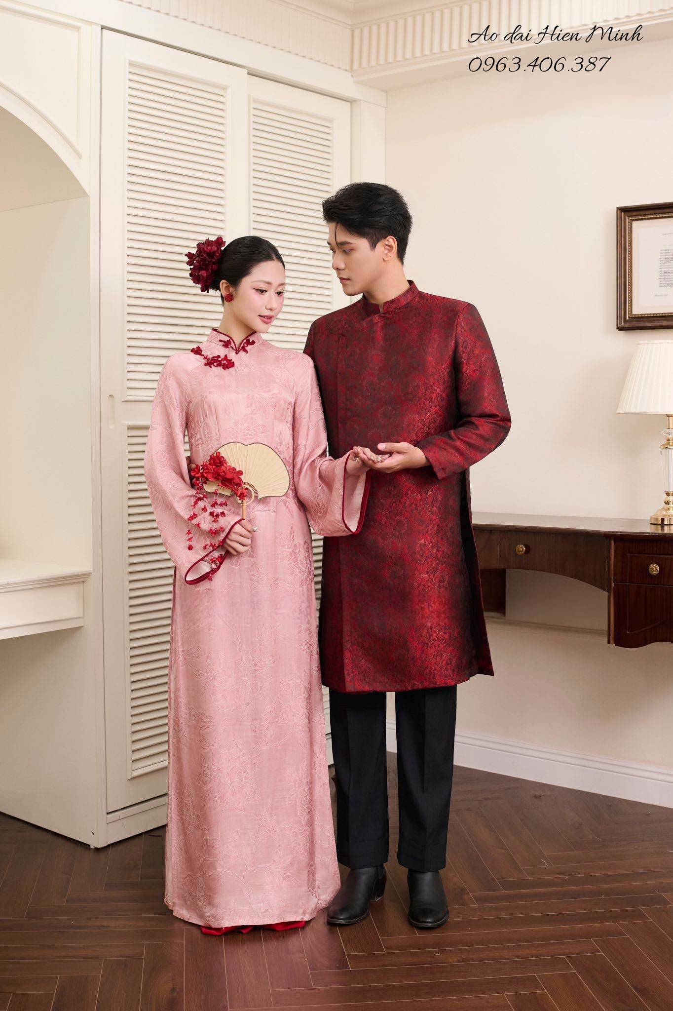 Áo dài cặp đôi nam nữ thanh lịch, sang trọng