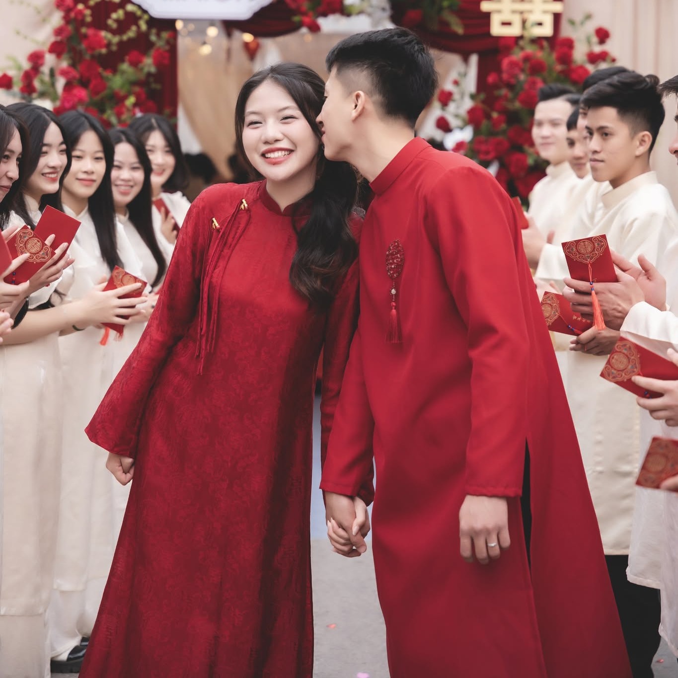 BST &Aacute;o D&agrave;i Cưới Đ&ocirc;i D&aacute;ng Su&ocirc;ng Cho C&ocirc; D&acirc;u Ch&uacute; Rể Đẹp Nhất