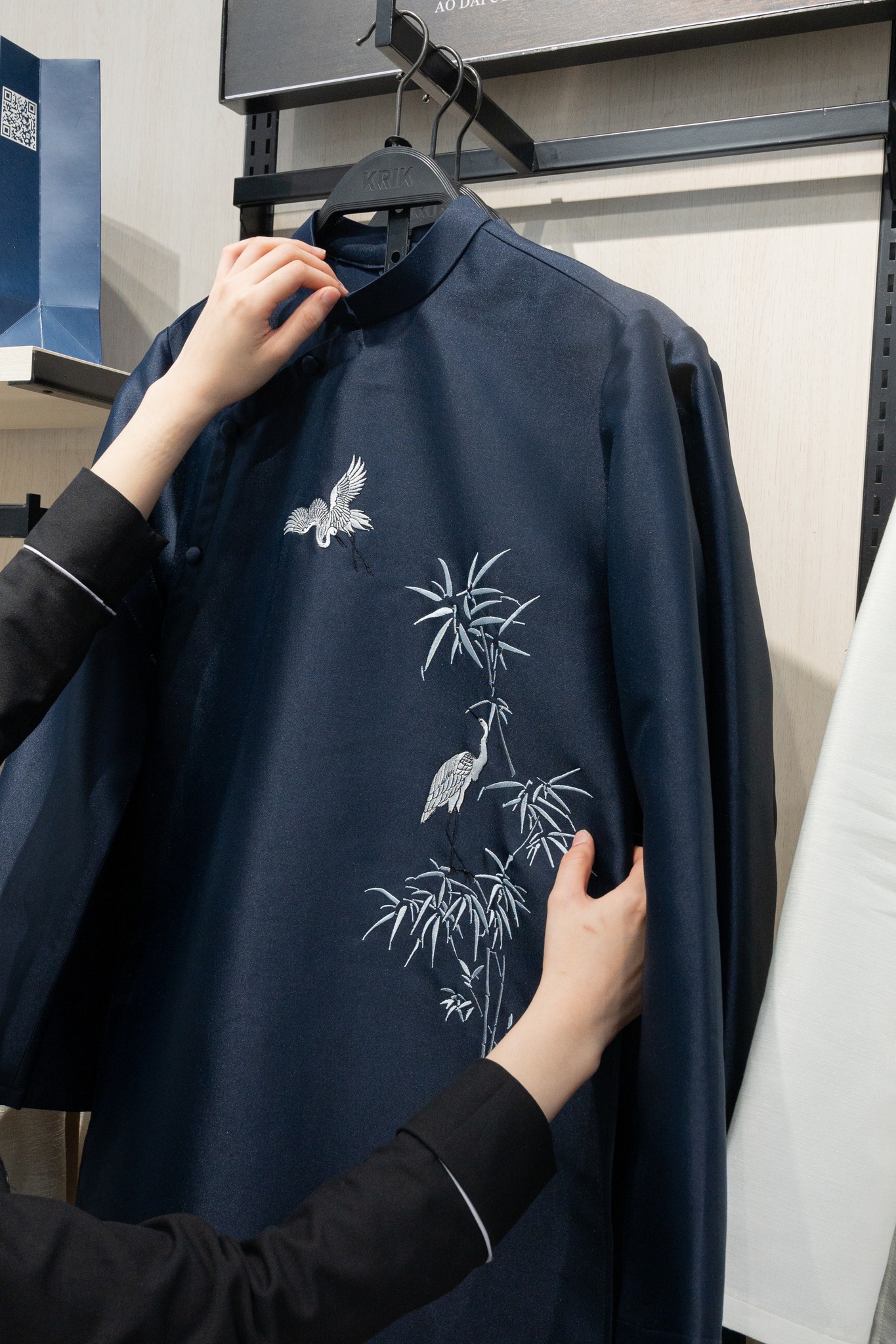 Shop áo dài nam nhận may cho khách nước ngoài - Lựa chọn tinh tế cho những dịp đặc biệt