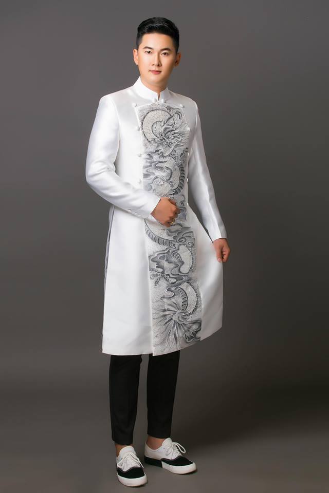 ao dai nam hoa tiet rong ve tay