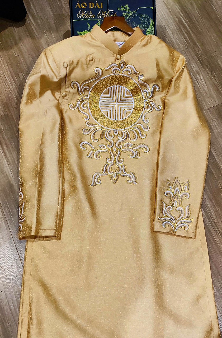 ao dai nam mau vang 2023