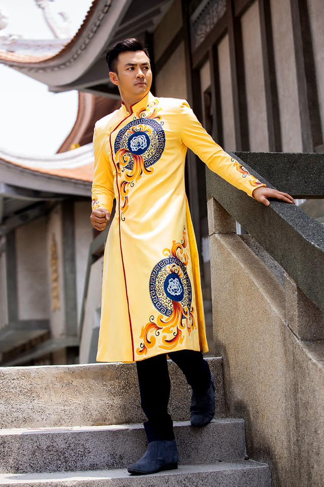 Top  10 mẫu &aacute;o d&agrave;i  c&aacute;ch t&acirc;n nam m&agrave;u v&agrave;ng đẹp nhất - Sang trọng, nổi bật v&agrave; đầy kh&iacute; chất