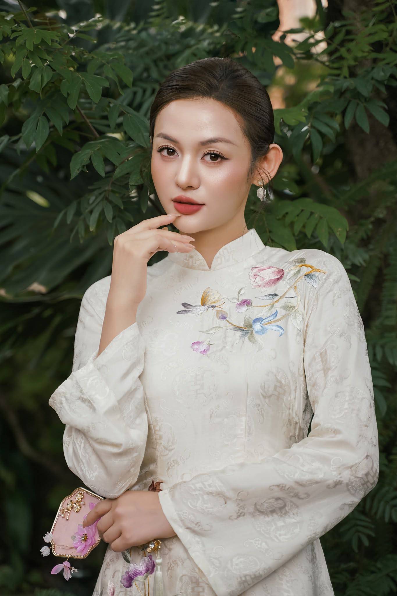 &Aacute;o d&agrave;i c&aacute;ch t&acirc;n nữ đẹp nhẹ nh&agrave;ng, thanh lịch