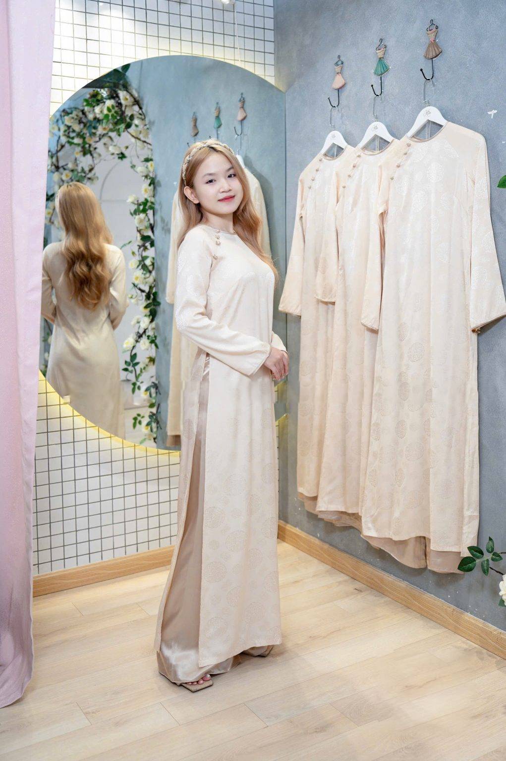 Top những mẫu áo dài phụ dâu nhẹ nhàng, tinh tế cho ngày cưới thanh lịch