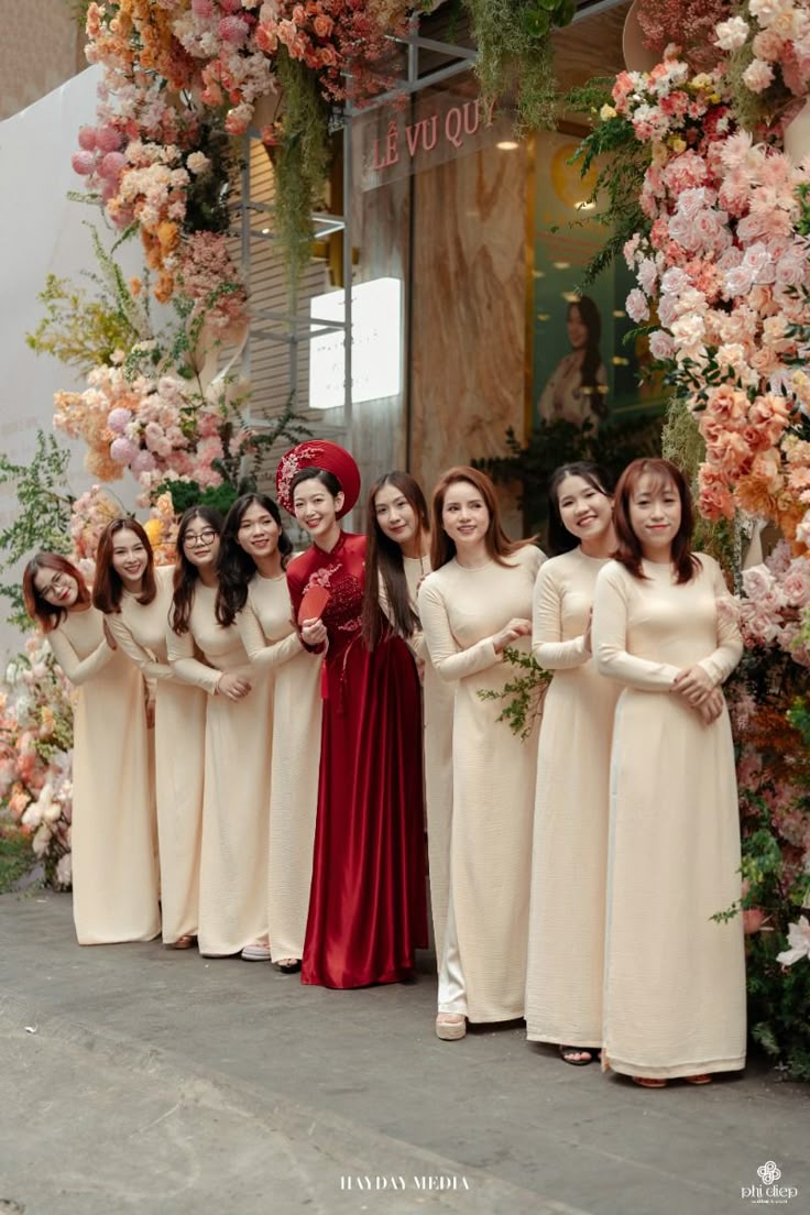 Top những mẫu áo dài phụ dâu nhẹ nhàng, tinh tế cho ngày cưới thanh lịch