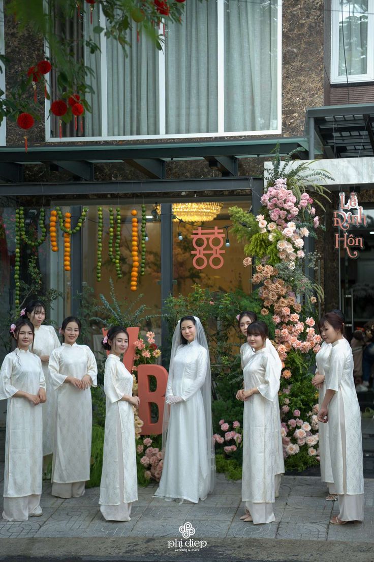 Top những mẫu áo dài phụ dâu nhẹ nhàng, tinh tế cho ngày cưới thanh lịch