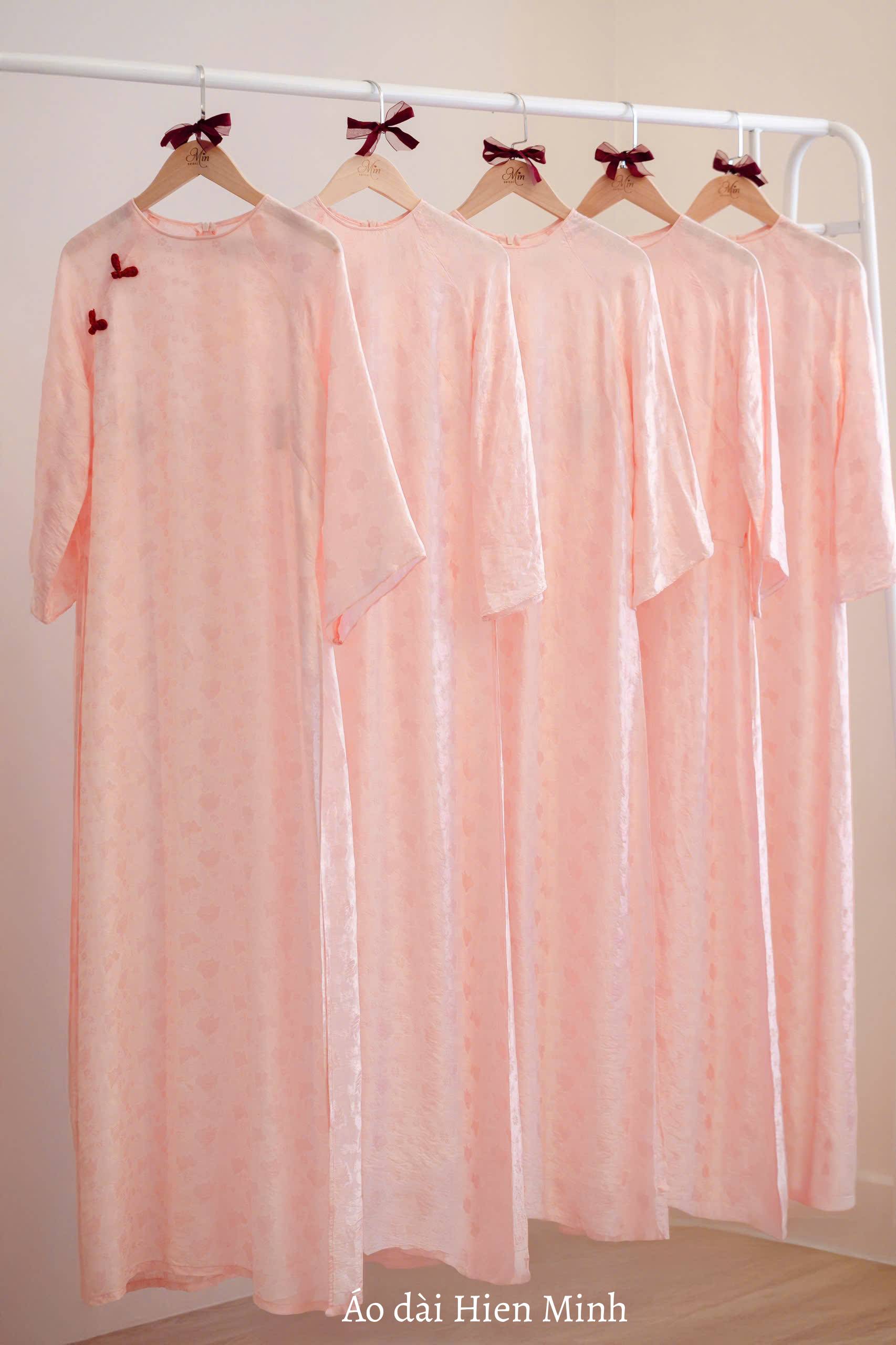 Top những mẫu áo dài phụ dâu nhẹ nhàng, tinh tế cho ngày cưới thanh lịch