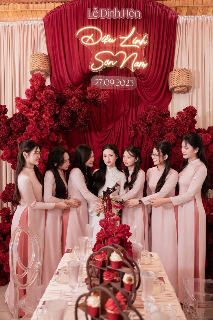 Top những mẫu áo dài phụ dâu nhẹ nhàng, tinh tế cho ngày cưới thanh lịch