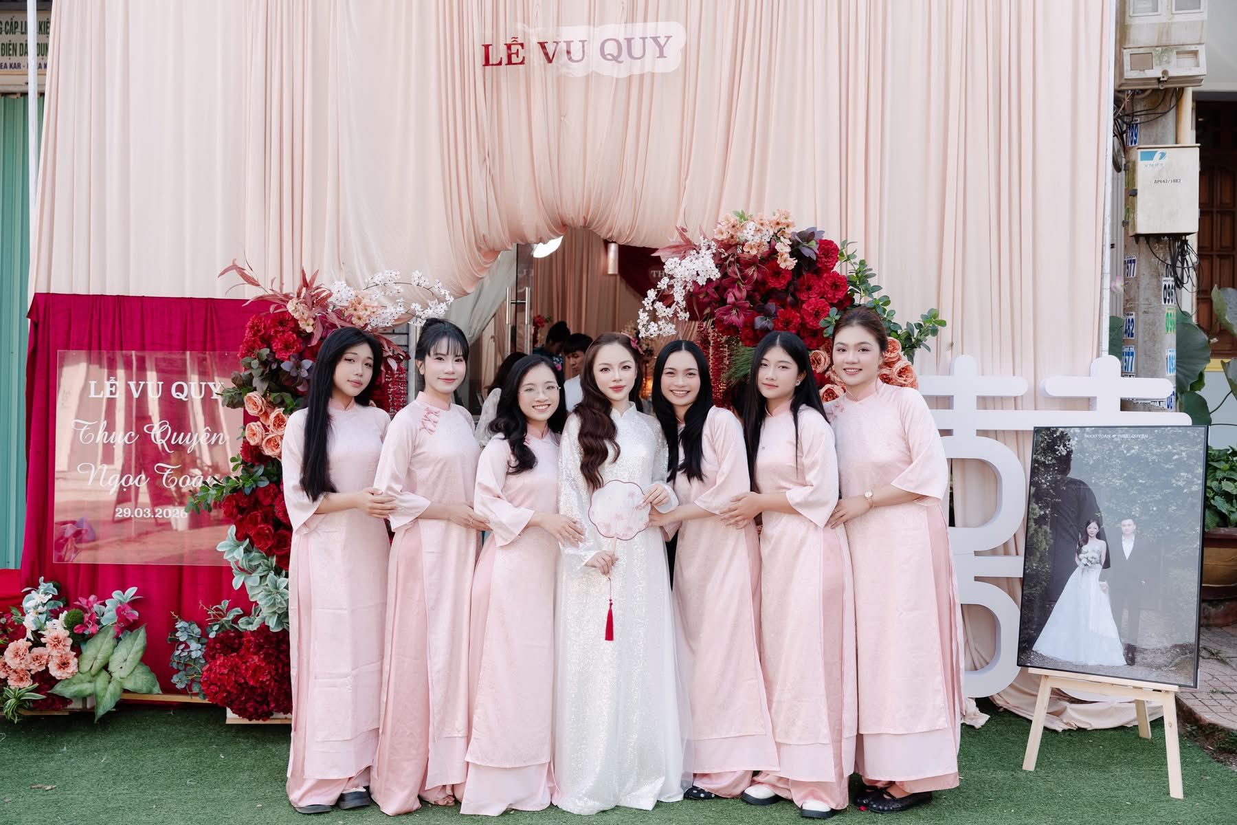 Top những mẫu áo dài phụ dâu nhẹ nhàng, tinh tế cho ngày cưới thanh lịch