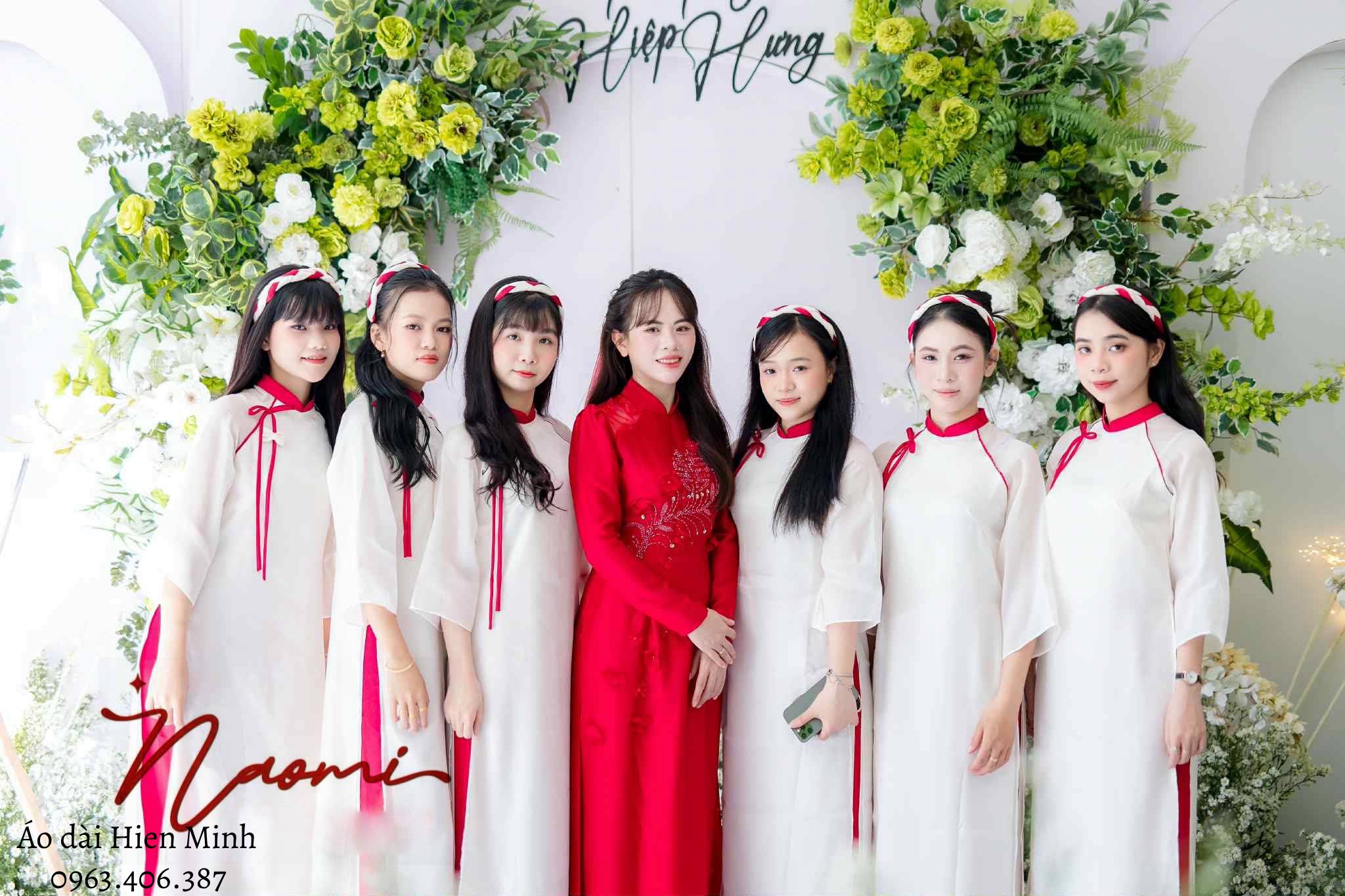 Top những mẫu áo dài phụ dâu nhẹ nhàng, tinh tế cho ngày cưới thanh lịch