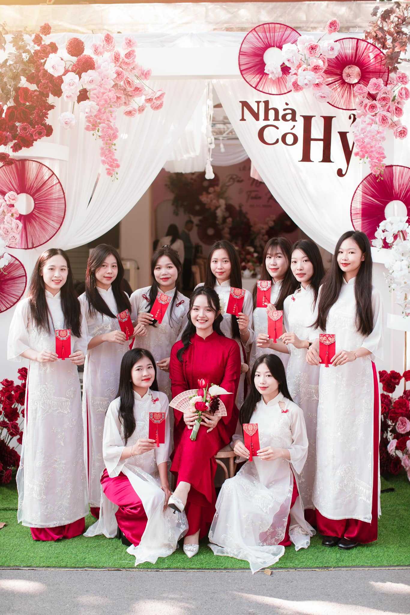 Top những mẫu áo dài phụ dâu nhẹ nhàng, tinh tế cho ngày cưới thanh lịch