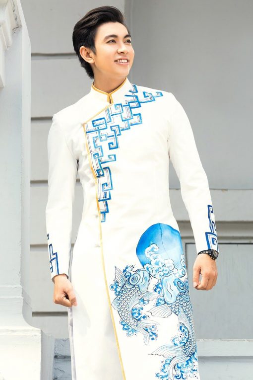 Áo dài nam màu trắng luôn là sự lựa chọn tuyệt vời cho những quý ông muốn thể hiện sự thanh lịch và trang nhã. Bức tranh đầy thú vị này sẽ giúp bạn cảm nhận được sự tinh tế với từng chi tiết nhỏ trên trang phục. Hãy cùng chiêm ngưỡng và khám phá món đồ truyền thống đầy dẫy những giá trị kinh điển của Việt Nam.