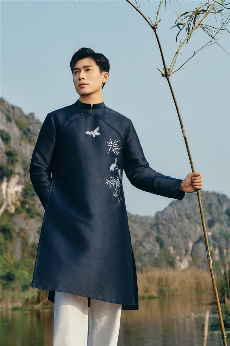 Áo dài cách tân nam nhẹ nhàng, sang trọng
