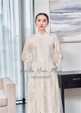 Áo dài cô dâu màu kem nhẹ nhàng, thanh lịch
