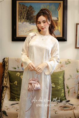 Áo dài dáng suông vải Nha Xá màu kem thanh lịch