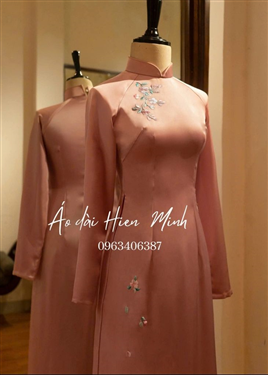Áo dài màu hồng họa tiết thêu