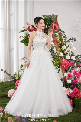 Váy cưới cổ yếm đính ren sang trọng  cho cô dâu